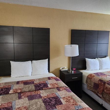 Days Inn By Wyndham Charlotte Northlake Екстериор снимка