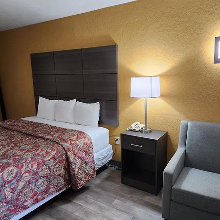 Days Inn By Wyndham Charlotte Northlake Екстериор снимка