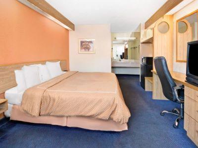 Days Inn By Wyndham Charlotte Northlake Екстериор снимка