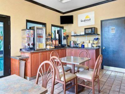 Days Inn By Wyndham Charlotte Northlake Екстериор снимка