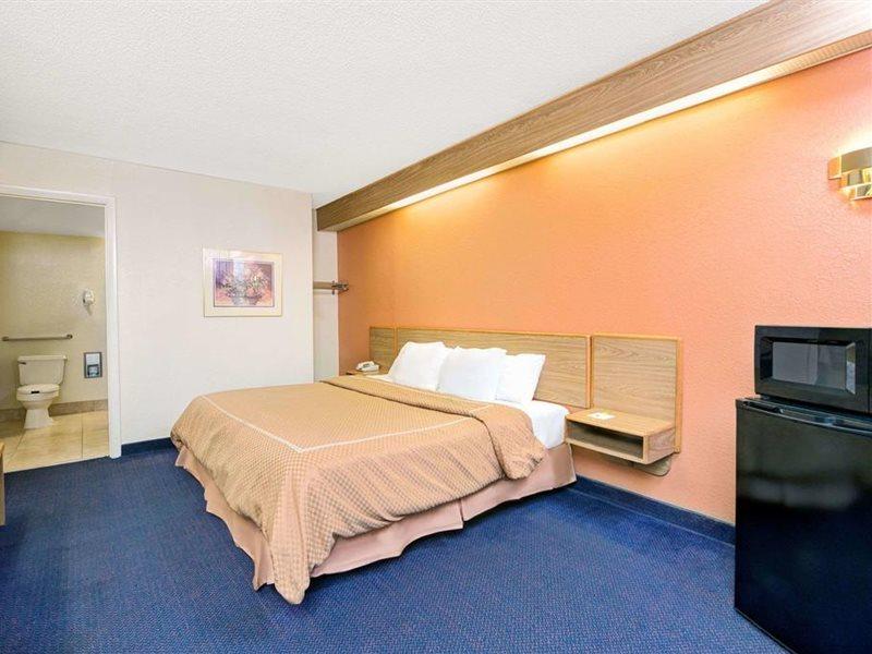 Days Inn By Wyndham Charlotte Northlake Екстериор снимка