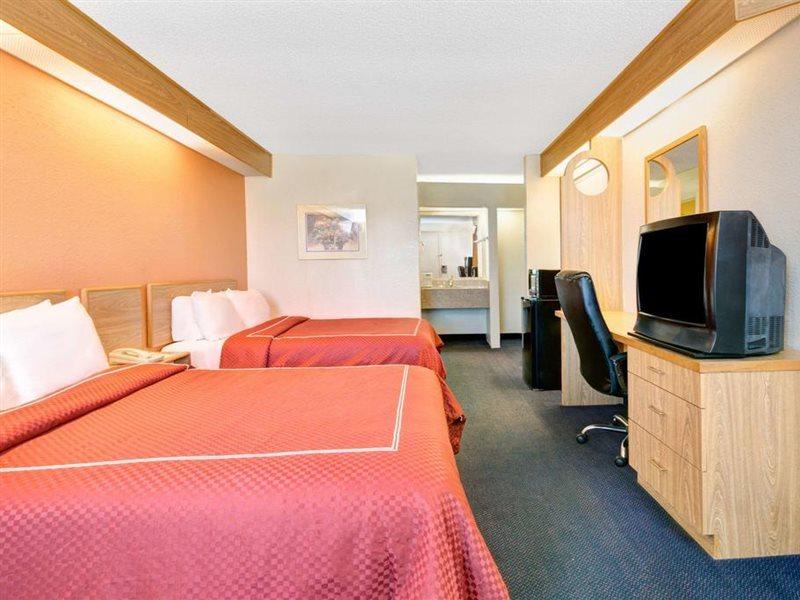 Days Inn By Wyndham Charlotte Northlake Екстериор снимка