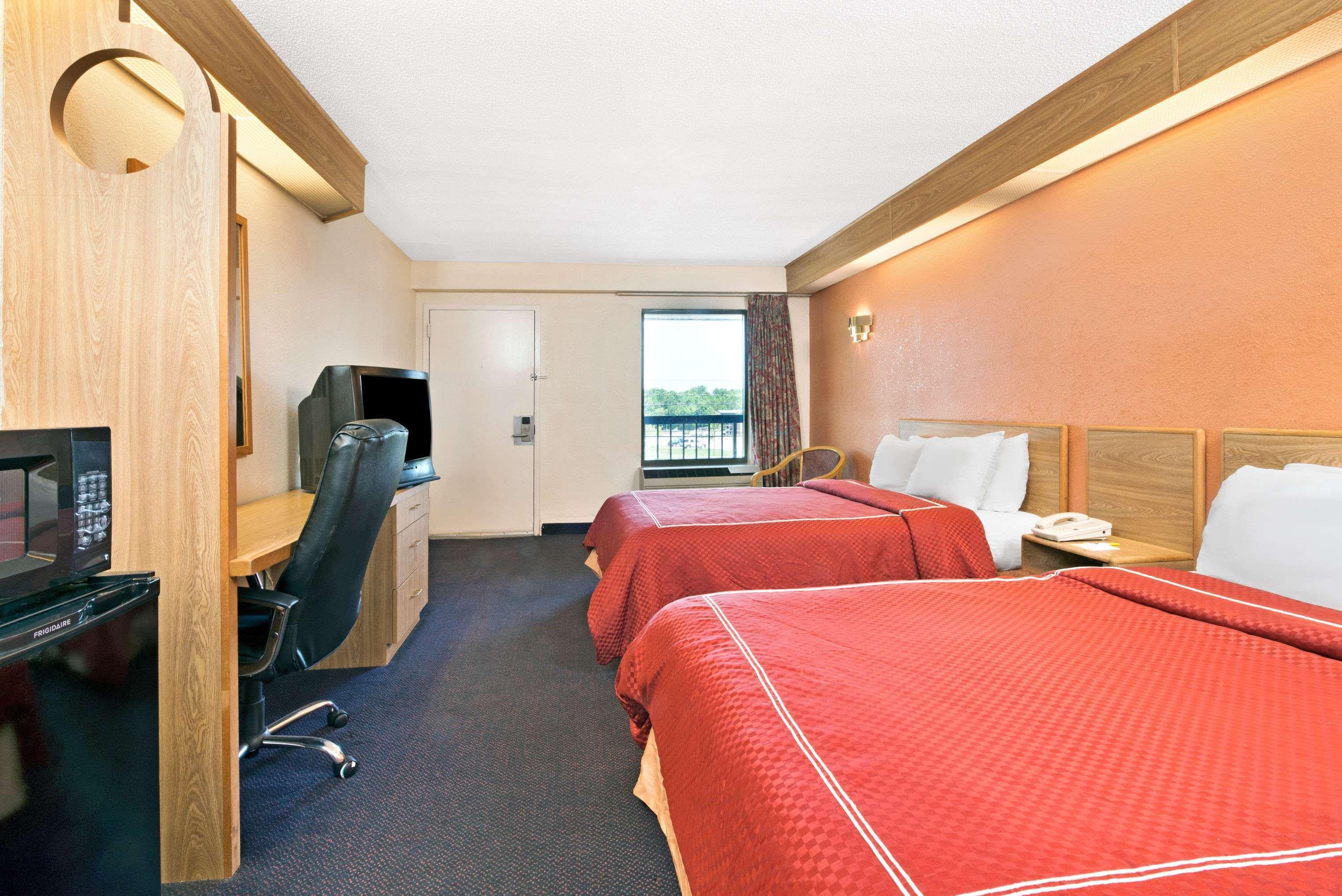 Days Inn By Wyndham Charlotte Northlake Екстериор снимка