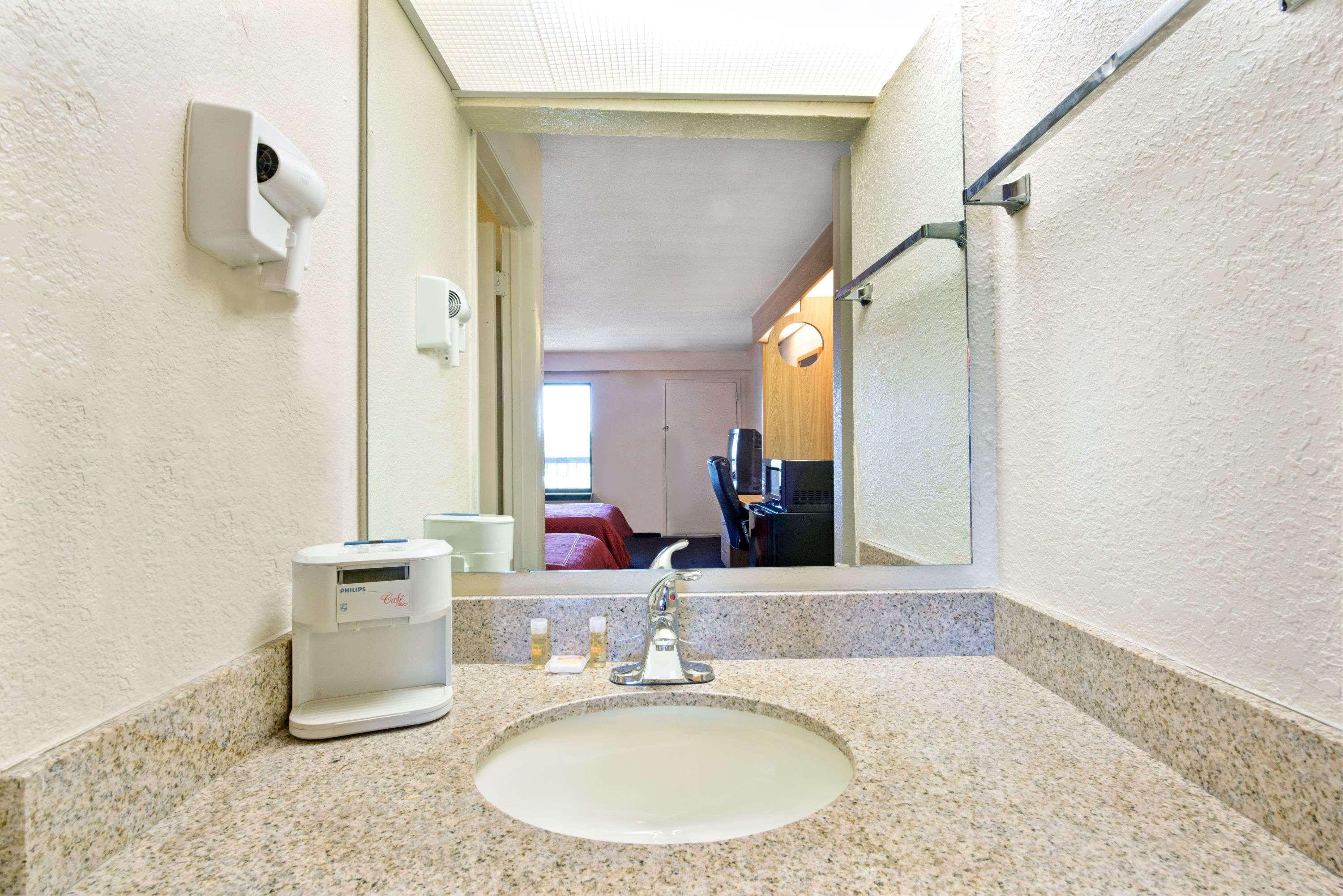 Days Inn By Wyndham Charlotte Northlake Екстериор снимка