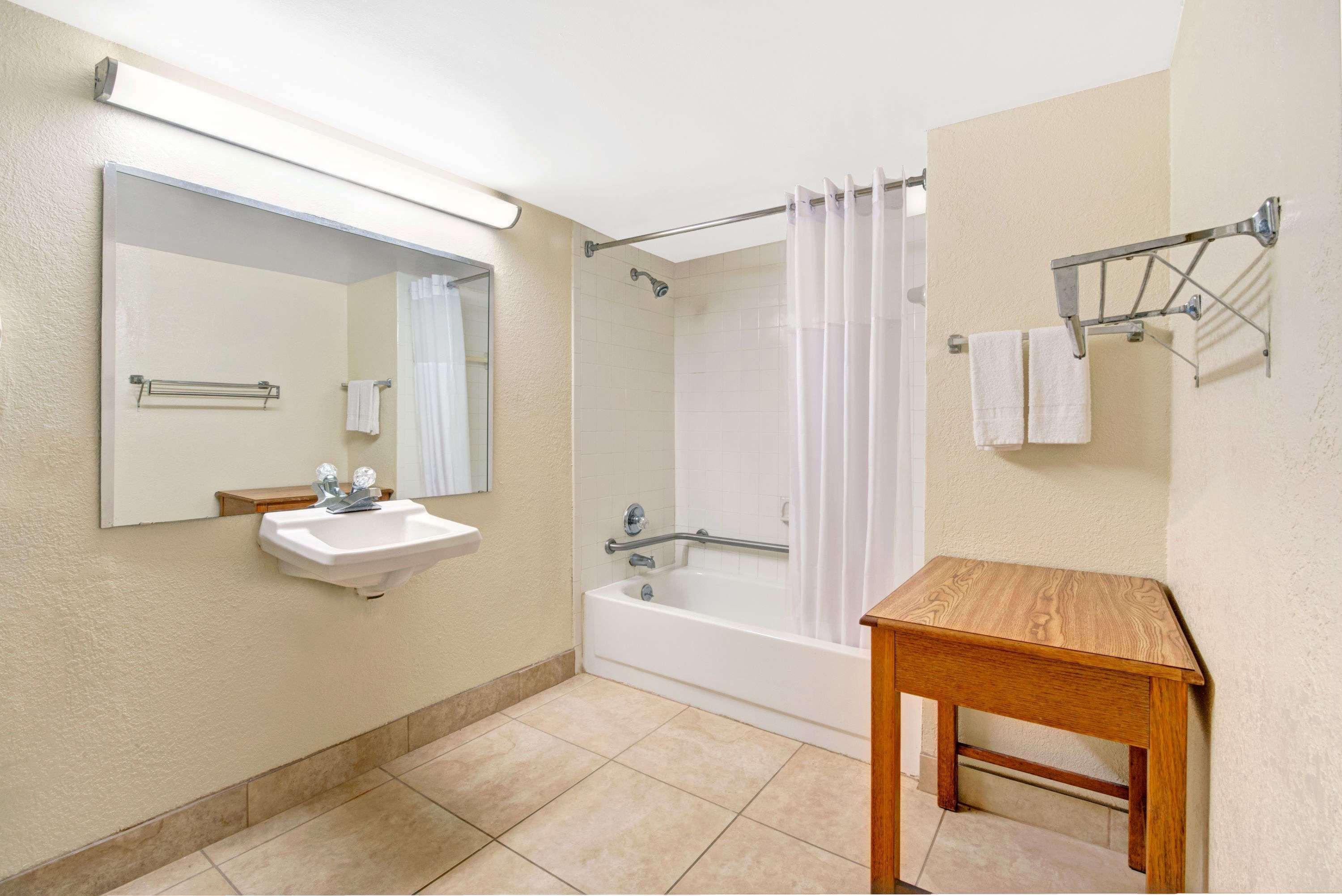Days Inn By Wyndham Charlotte Northlake Екстериор снимка