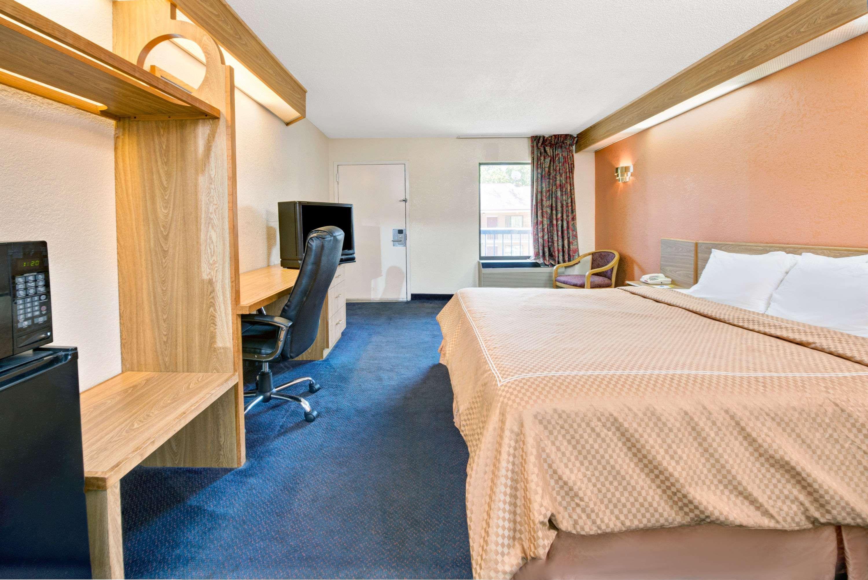 Days Inn By Wyndham Charlotte Northlake Екстериор снимка