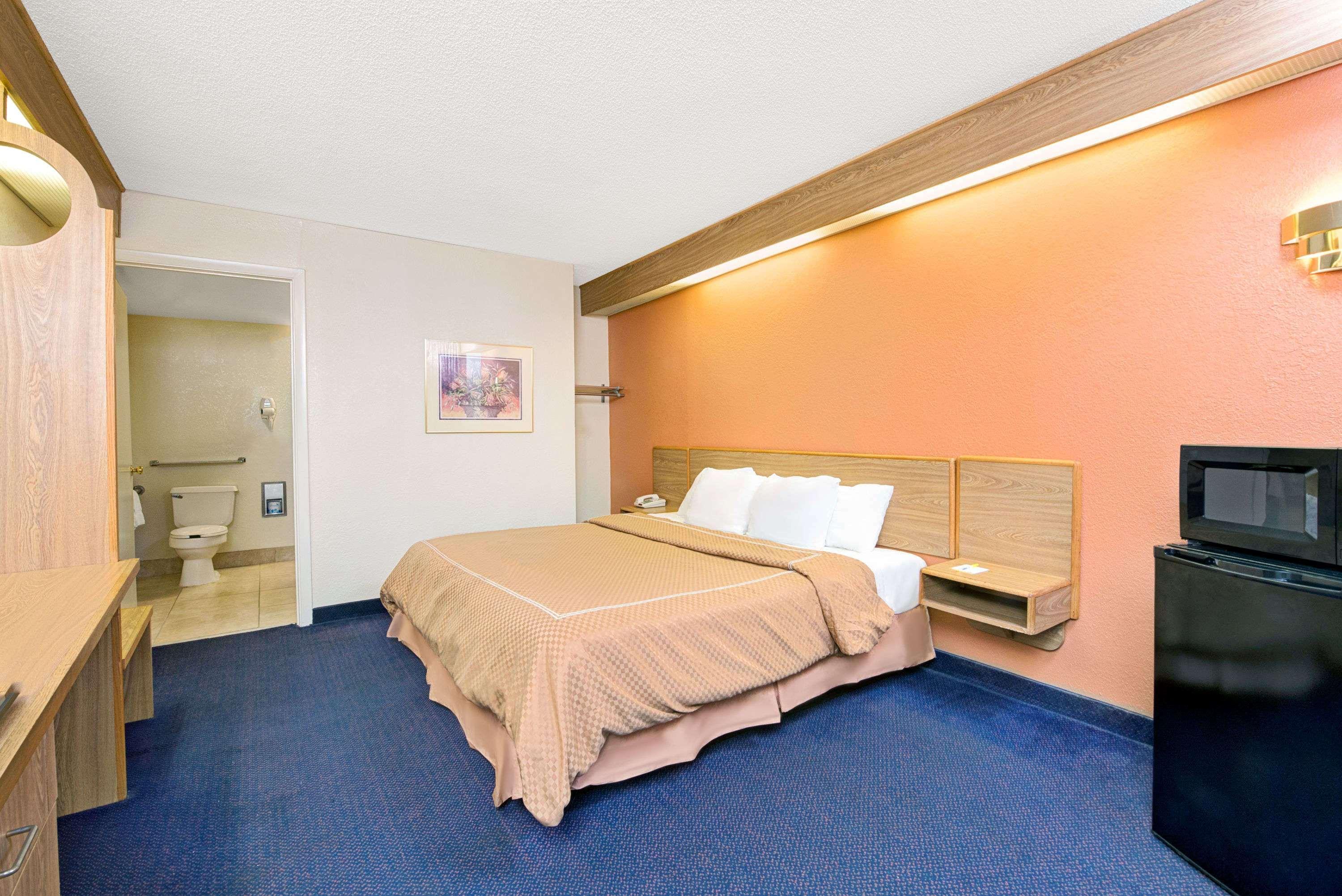 Days Inn By Wyndham Charlotte Northlake Екстериор снимка