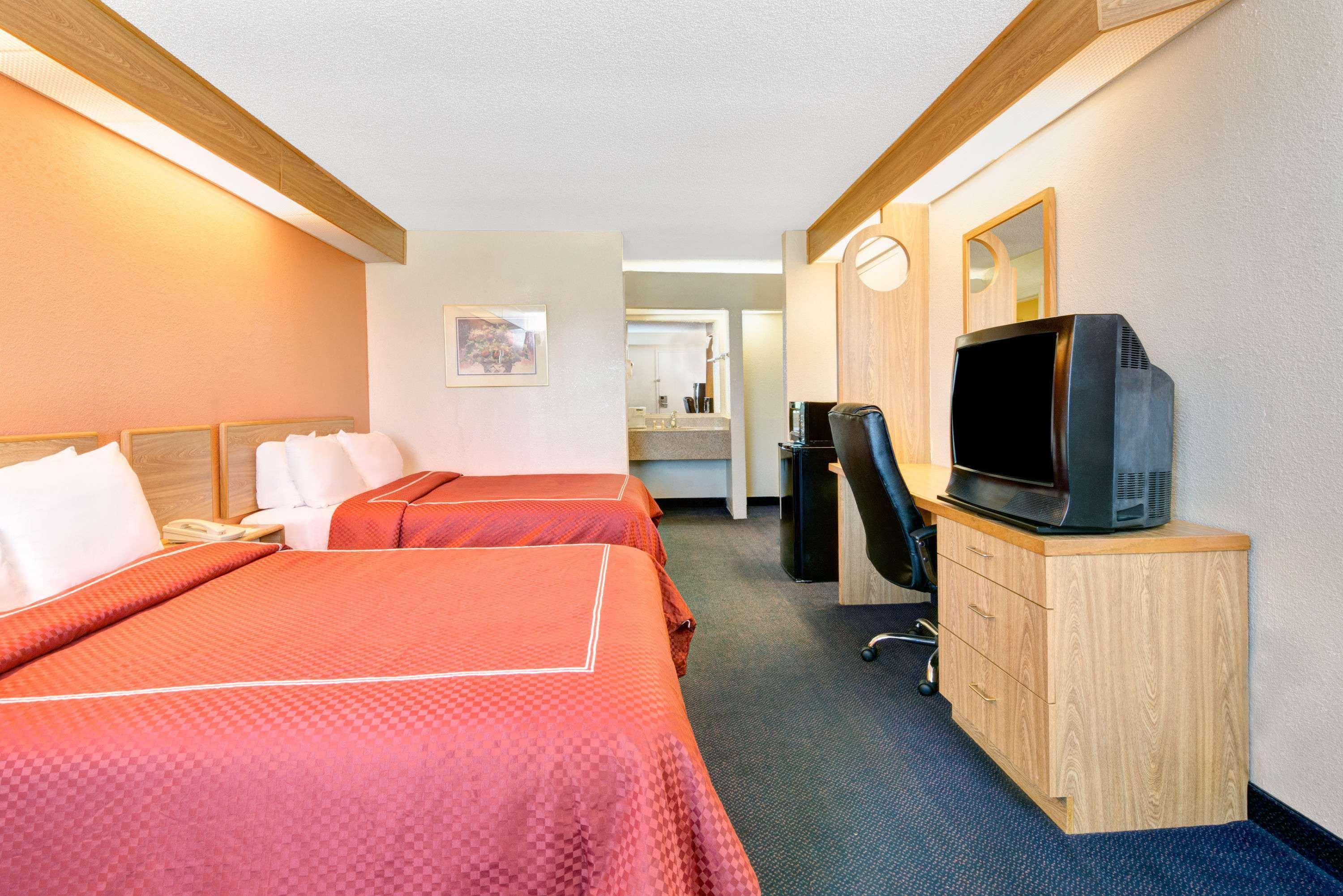 Days Inn By Wyndham Charlotte Northlake Екстериор снимка
