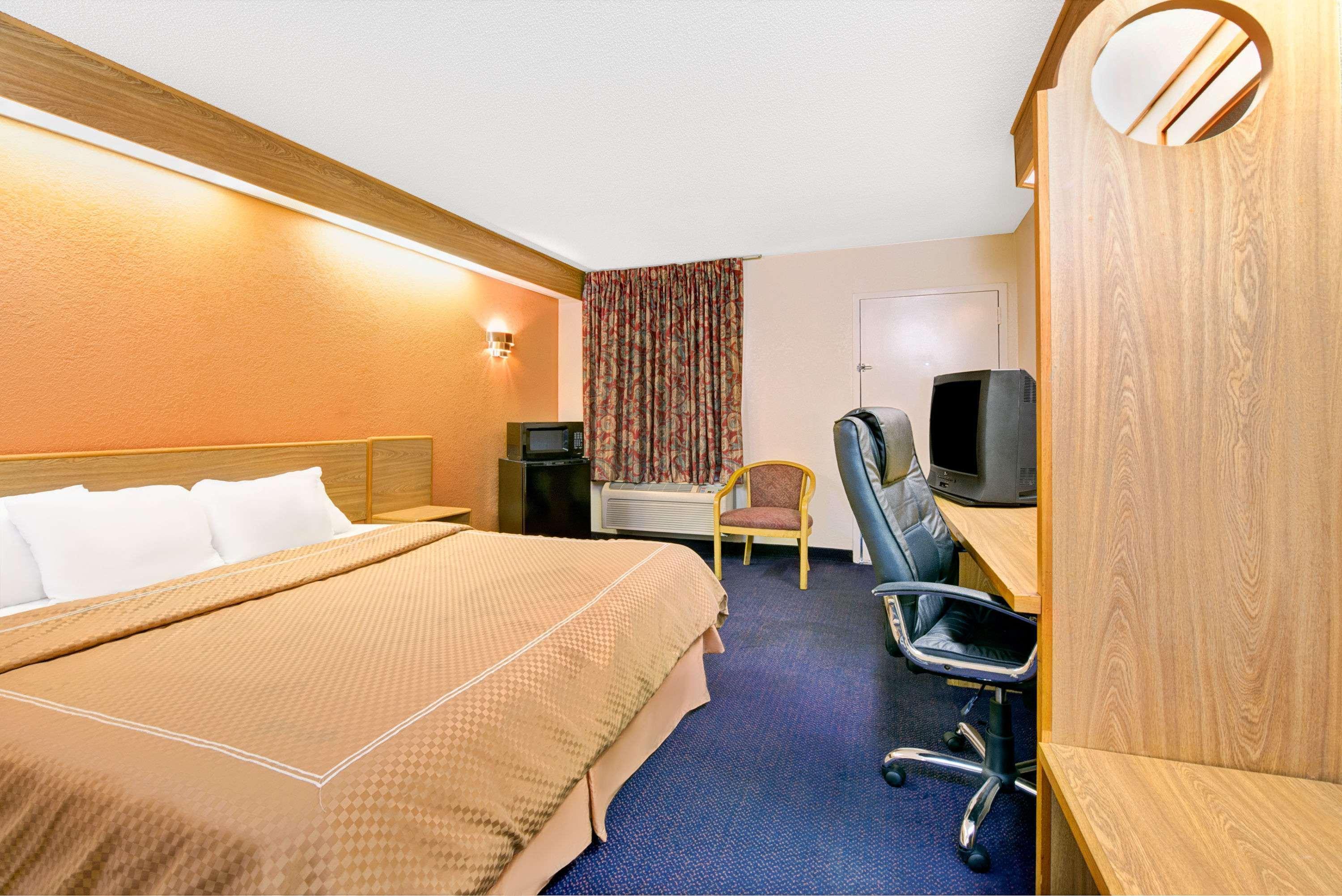 Days Inn By Wyndham Charlotte Northlake Екстериор снимка