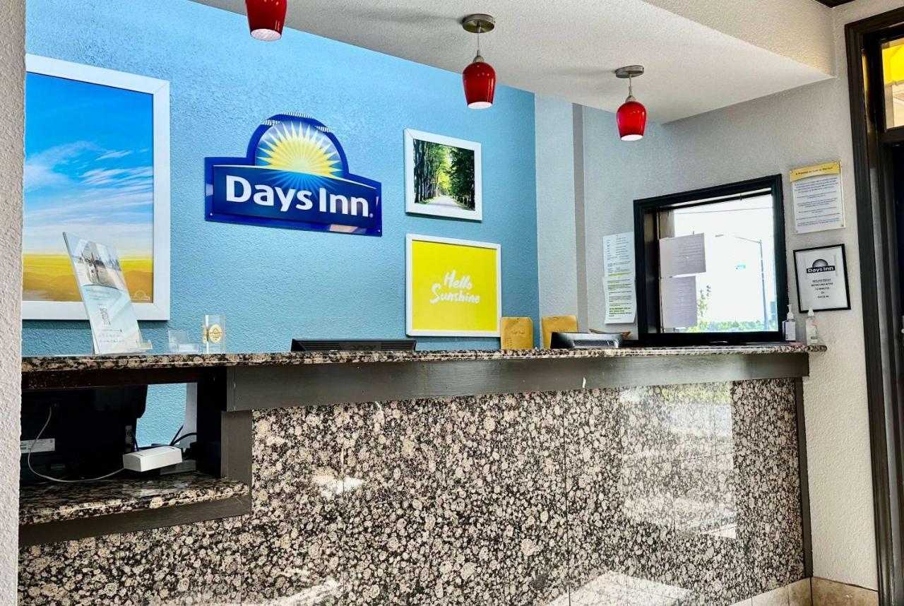 Days Inn By Wyndham Charlotte Northlake Екстериор снимка