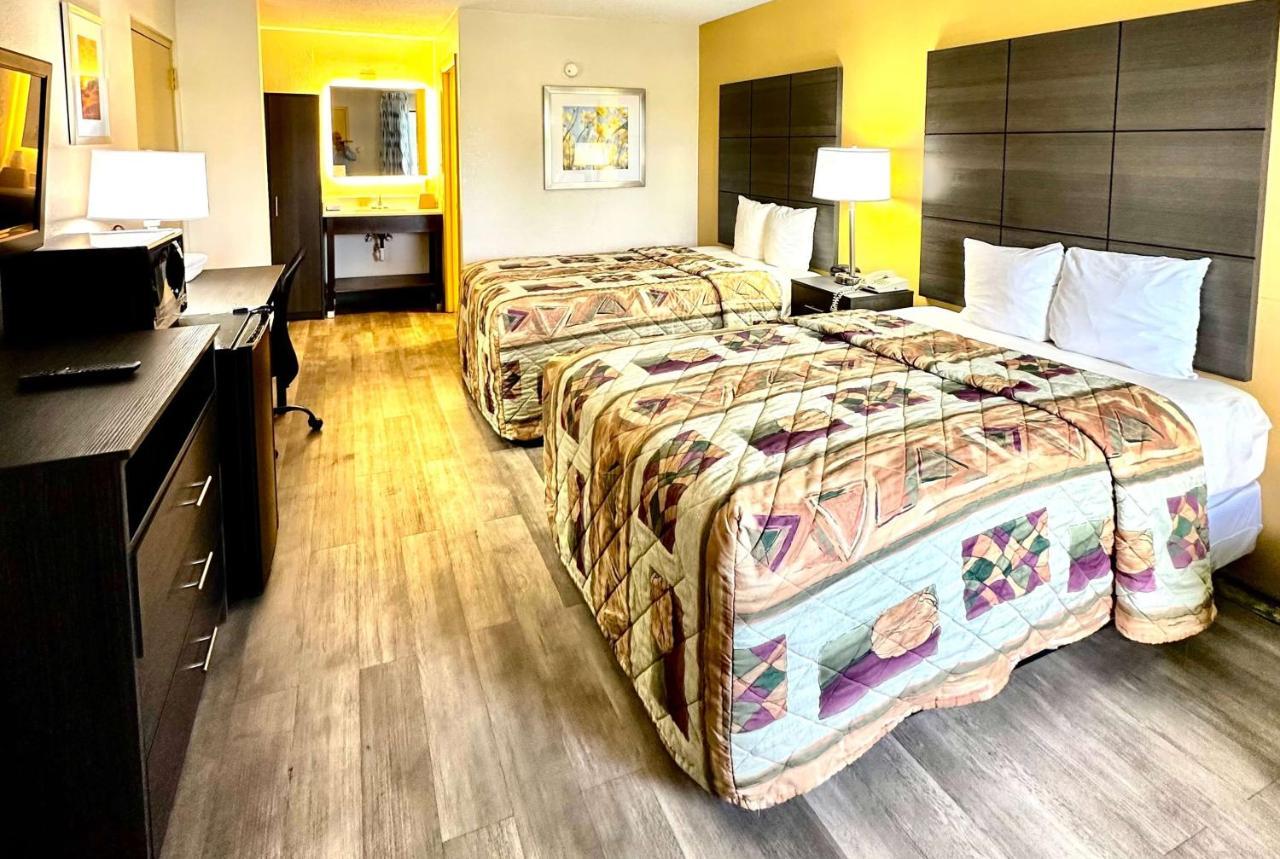 Days Inn By Wyndham Charlotte Northlake Екстериор снимка