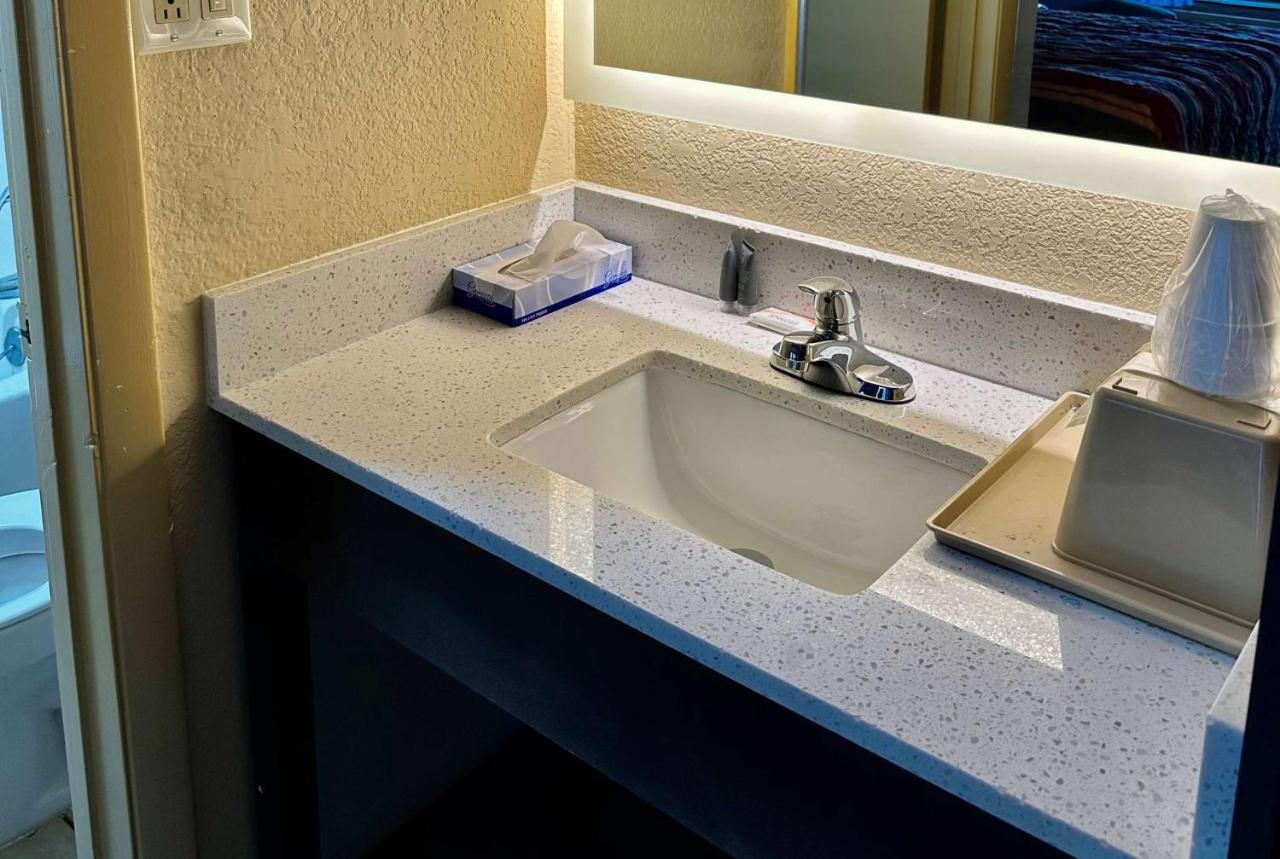 Days Inn By Wyndham Charlotte Northlake Екстериор снимка
