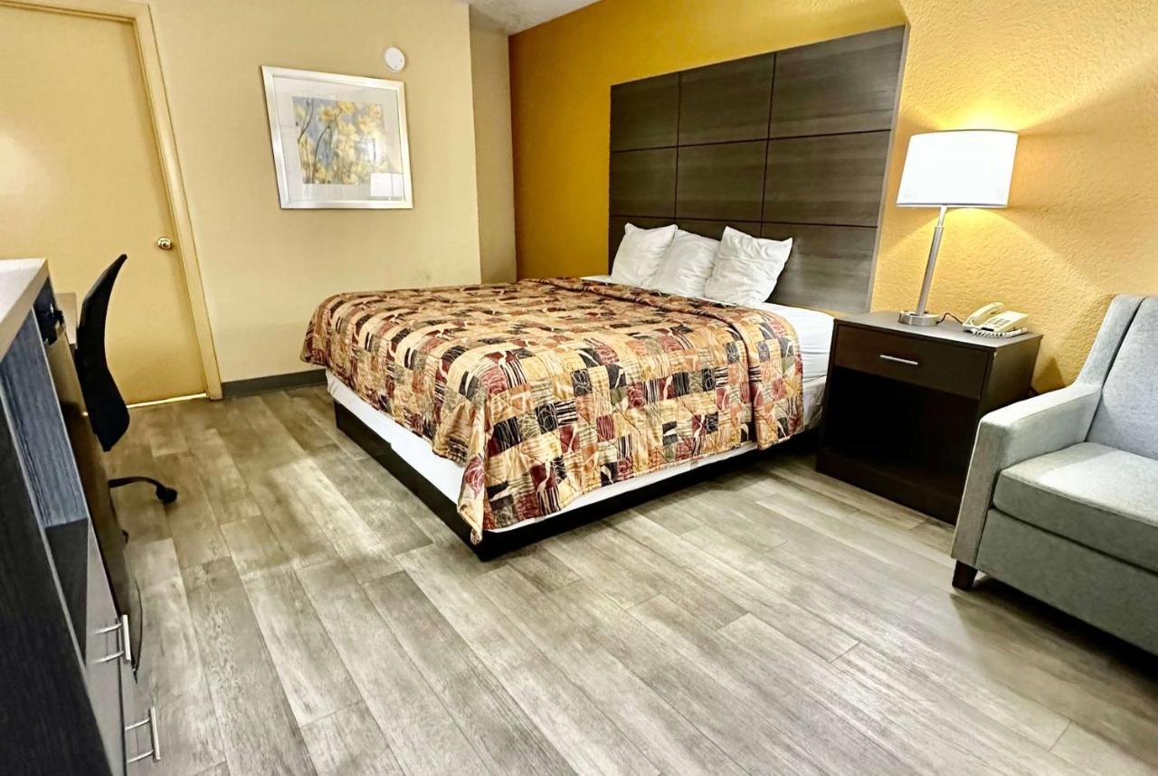 Days Inn By Wyndham Charlotte Northlake Екстериор снимка