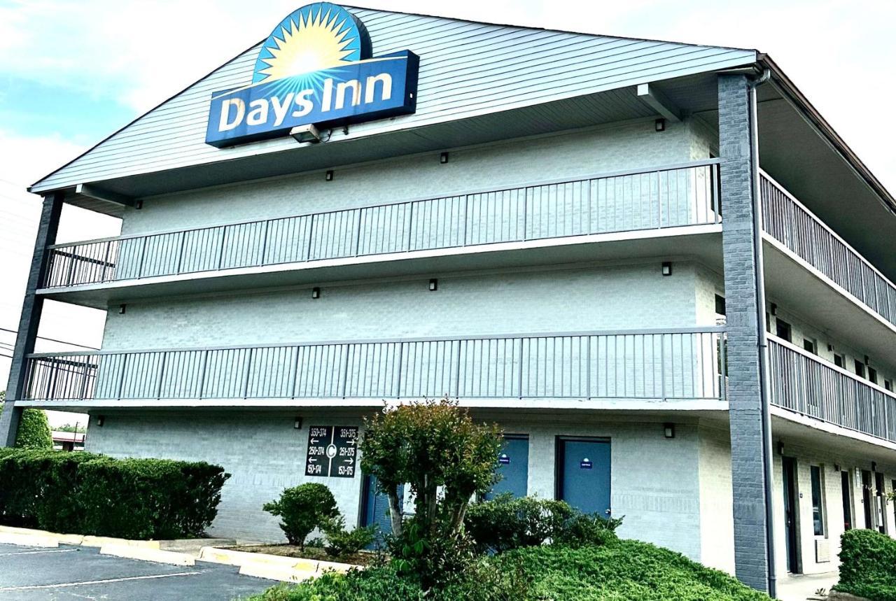 Days Inn By Wyndham Charlotte Northlake Екстериор снимка
