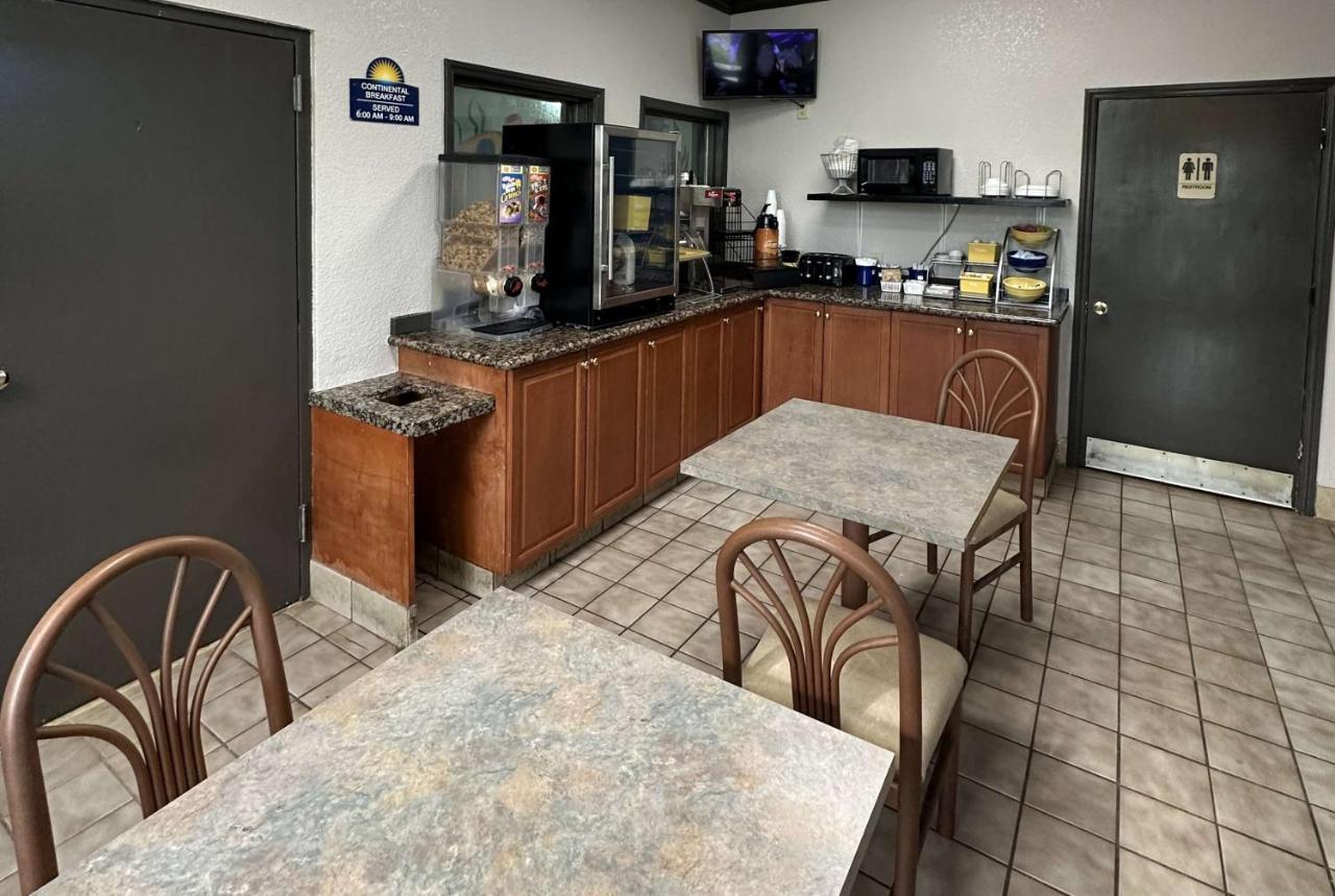 Days Inn By Wyndham Charlotte Northlake Екстериор снимка