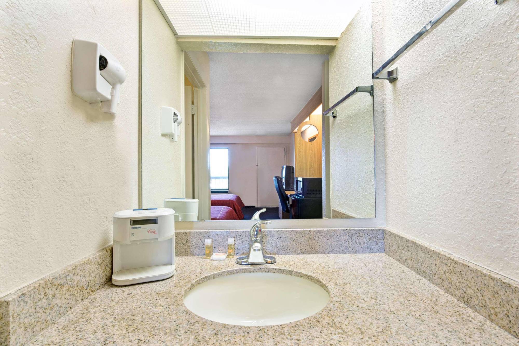 Days Inn By Wyndham Charlotte Northlake Екстериор снимка